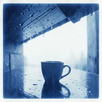 屋檐下的雨